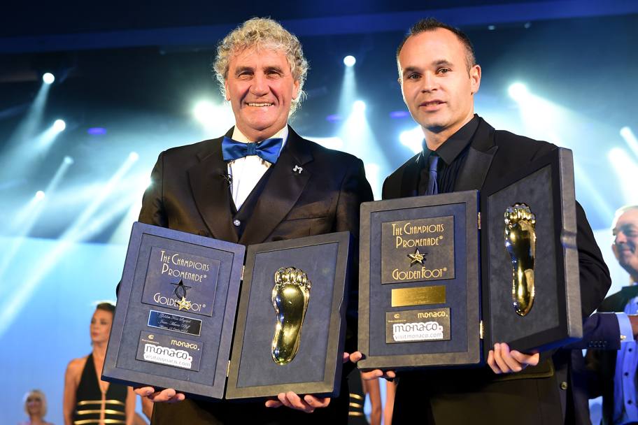 Cerimonia di premiazione di Jean-Marie Pfaff e Andres Iniesta con il Golden Foot Award 2014 (Getty Images)